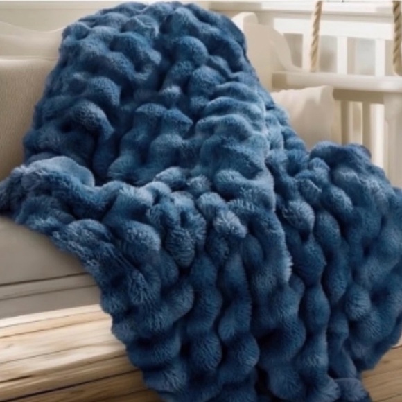 Luxurious Navy Blue Blanket by Hythe - Picture 2 of 8